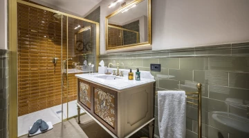 Salle de bain privée avec cabine de douche et set de courtoisie