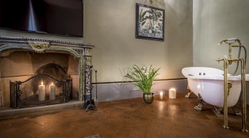 Suite avec TV, cheminée et baignoire intérieure