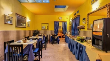 Salle de petit-déjeuner avec service buffet