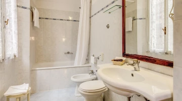 Salle de bain privée avec baignoire