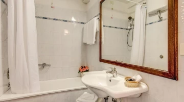 Salle de bains privative avec articles de toilette gratuits et baignoire