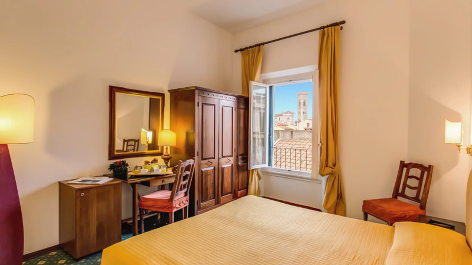 Chambre avec fenêtre panoramique