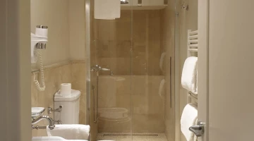 Salle de bain avec cabine de douche