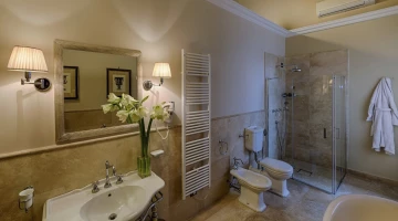 Grande salle de bain avec cabine de douche