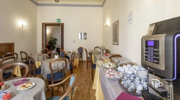 Tische für Frühstück und Getränkespender aufgestellt