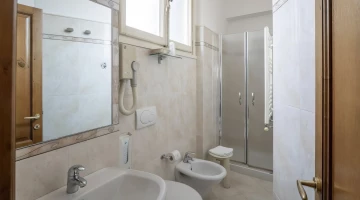 Privates Badezimmer mit Duschkabine