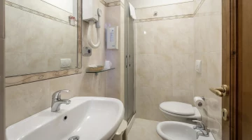 Privates Badezimmer mit Dusche und Haartrockner