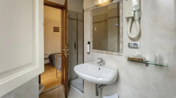 Privates Badezimmer mit Haartrockner