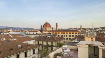 Terrasse mit Blick auf die Stadt
