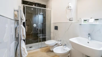 Badezimmer mit Dusche und Haartrockner