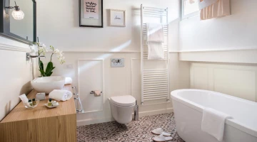 Salle de bain avec baignoire