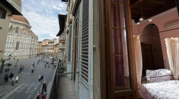 Chambre avec un petit balcon donnant sur la Piazza del Duomo