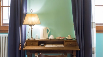 Bureau et bouilloire dans la chambre