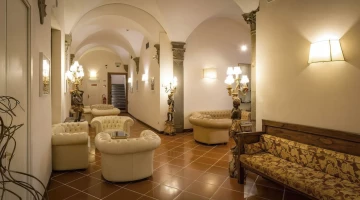 Sala con divani e poltrone