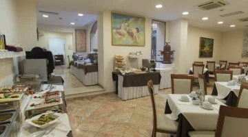 Tavolini e buffet in sala della colazione