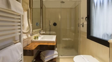 Bagno con doccia della camera matrimoniale