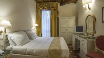 Camera doppia con scrivania e tv