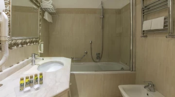 Bagno con vasca della camera matrimoniale