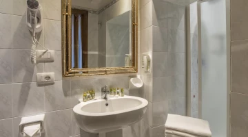 Bagno con doccia della camera matrimoniale