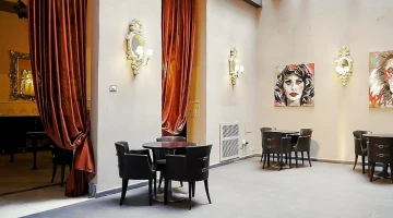 Mit Kunstwerken ausgestatteter Aufenthaltsraum