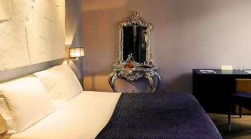 Doppelzimmer mit Schreibtisch und Minibar