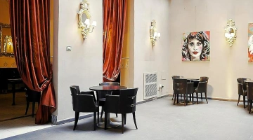 Sala comune arredata con opere d'arte