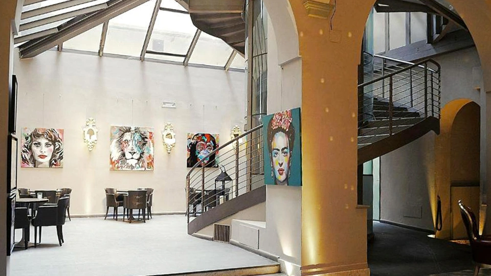 Mostra d'arte contemporanea nella hall