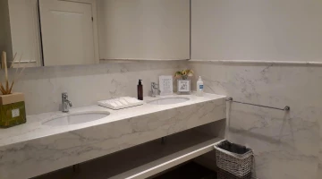 Marmorbad mit kostenlosen Toilettenartikeln