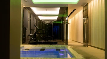 Fitnessraum mit Technogym-Geräten