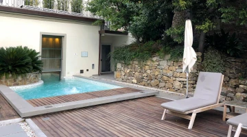 Swimmingpool mit Whirlpool-Ecke