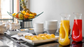Jus de fruits, biscuits et fruits au sirop