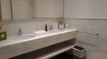 Salle de bains en marbre avec articles de toilette gratuits