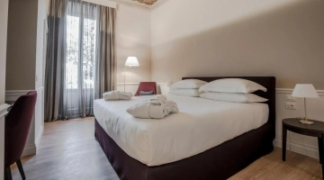 Chambre de luxe avec plafond décoré de fresques