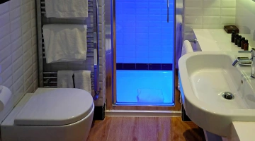 Salle de bain avec douche émotionnelle