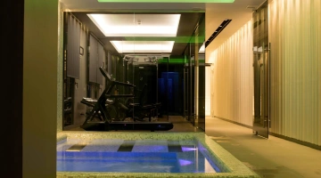 Salle de sport avec équipements Technogym