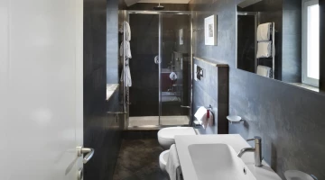 Bagno con box doccia