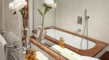 Bagno con vasca e set di cortesia
