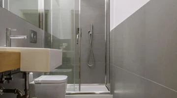 Salle de bain privée avec cabine de douche