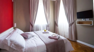 Suite mit Doppelbett und TV