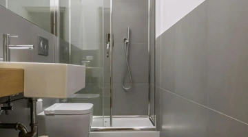 Privates Badezimmer mit Dusche