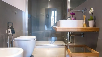 Privates Badezimmer mit Dusche