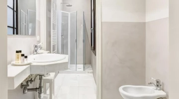 Privates Badezimmer mit Duschkabine