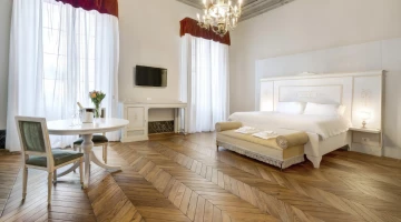 Zimmer mit Kingsize-Bett, Doppelbett und Gartenblick