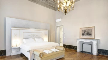 Doppelbett im Zimmer mit Kingsize-Bett