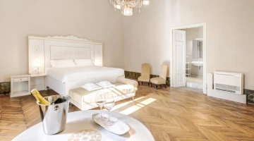 Champagnerservice in einem Deluxe-Zimmer mit Kingsize-Bett