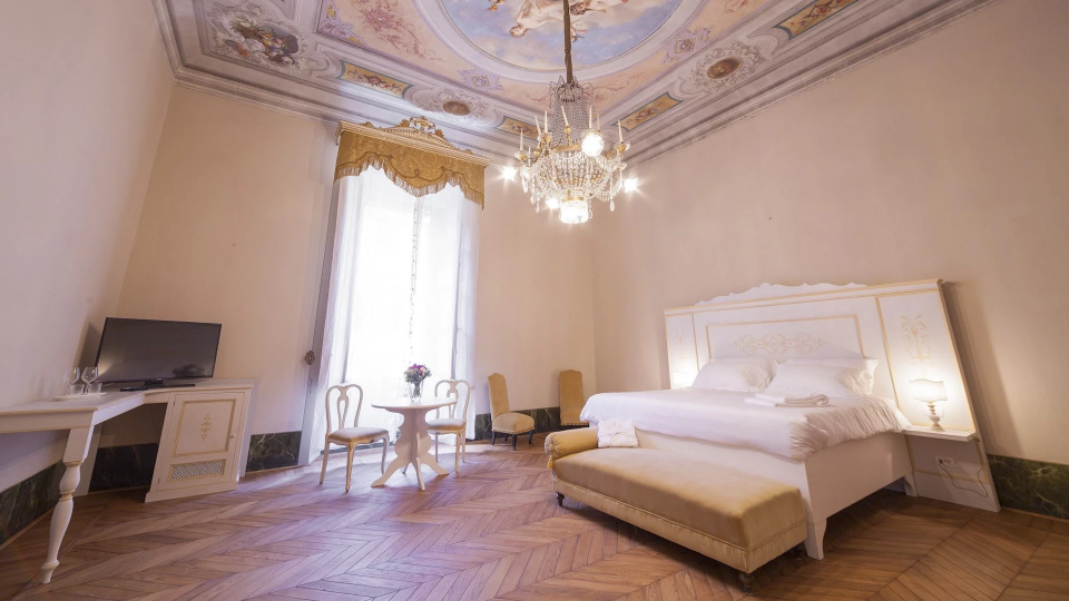 Einrichtungsdetails im Deluxe-Zimmer mit Kingsize-Bett