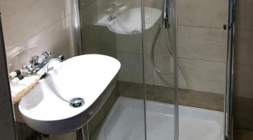 Privates Badezimmer mit Duschkabine