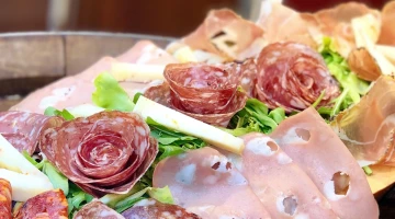 Kontinentales Frühstück mit Aufschnitt