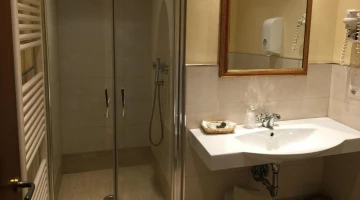 Badezimmer mit Duschkabine