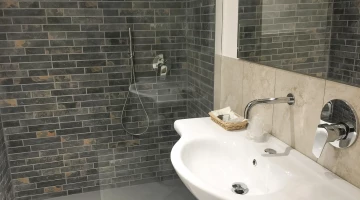 Privates Badezimmer mit Duschkabine